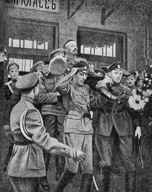 Офицеры приветствуют Корнилова, июль 1917 г.