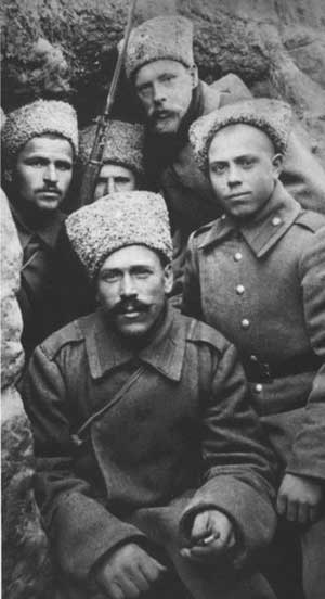 Русские солдаты в окопе, на фронте Первой мировой войны