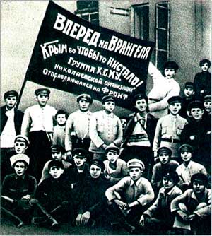 Отряд комсомольцев-добровольцев перед отправкой на фронт.