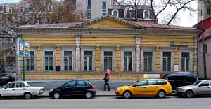 Дом Василия Пушкина (Старая Басманная, 36), один из немногих сохранившихся деревянных ампирных домов 1810х-1820х гг.