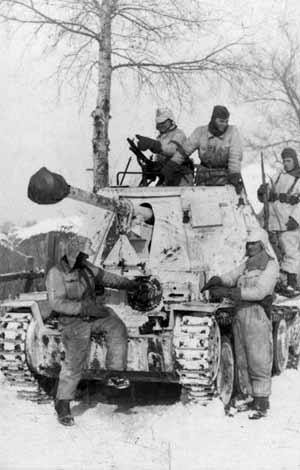 Солдаты дивизии СС «Адольф Гитлер» рядом с противотанковой САУ Marder III. Февраль 1943 года.