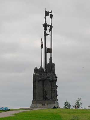 Памятник дружинам А. Невского (вид сзади)