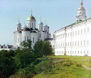 Успенский собор во Владимире построен в 1158—1160 гг. В XII—XV вв. функционировал как главный собор Северо-Восточной Руси