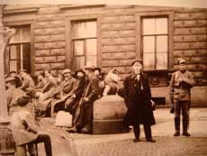 Члены буржуа в Петрограде в 1919 году в линии обязательной «трудовые услуги».