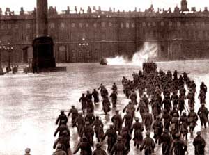 Штурм Зимнего дворца. Кадр из художественного фильма «Октябрь», 1927 год