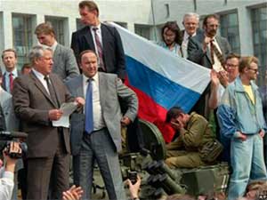 Борис Ельцин (слева) и Александр Коржаков у Белого дома в августе 1991 года.