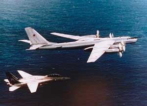 Ту-95 занимались поиском американских авианосных ударных групп. На фото — Ту-95 в сопровождении F-14A „Tomcat“ над Тихим океаном