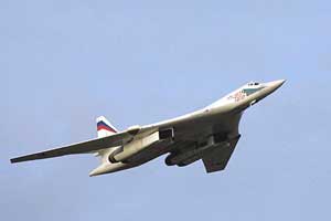 Ту-160 является самым крупным в истории военной авиации сверхзвуковым самолётом, самым мощным и самым тяжёлым боевым самолётом в мире, обладает крупнейшей среди бомбардировщиков максимальной взлётной массой и боевой нагрузкой