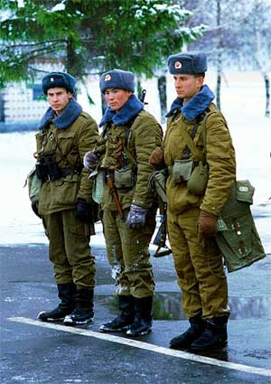 Военнослужащие Таманской дивизии ВС СССР, на стрельбище, 3 января 1992 года.