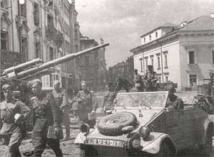 Советские солдаты в Вильнюсе. Автомобиль — трофейный Kfz85