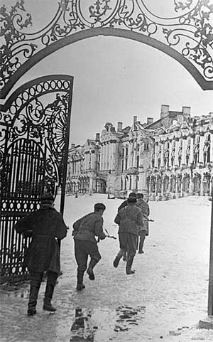 Советские бойцы ведут бои в городе Пушкине, январь 1944 года