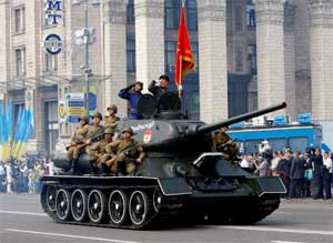 Танк Т-34-85 в Киеве на Крещатике 9 мая 2010