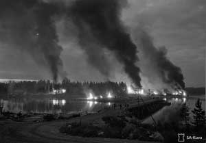 Подожженные отступающими финскими войсками дома. Пораярви (Поросозеро), 7 июля 1944 г.