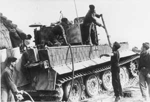 Тигр пополняет боезапас. Август 1944 г.