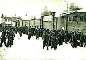 Бастующие рабочие у ворот Путиловского завода. Январь 1905 г.