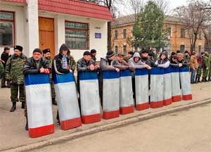 Охрана правительственных учреждений отрядом Самообороны в Симферополе. 2 марта 2014 года.