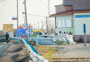 Блокпост на въезде в Крым. 10 марта 2014 года.