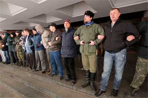 Участники митинга у здания Верховного совета
