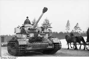 Немецкий танк PzKpfw IV выдвигается на позиции, Группа армий «Север», февраль 1944 г.