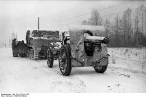 Транспортировка 155-мм пушки Шнейдера обр. 1917 г. во время отступления группы армий «Север», декабрь 1943 г.