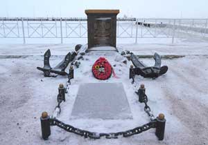 Памятник Петергофскому десанту в Нижнем парке около пристани