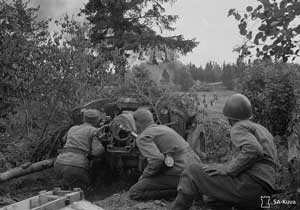 Расчет финского противотанкового орудия Pak 40 ведет огонь по советским танкам, 30 июня 1944 г., район Ихантала. Фотография из архива Сил обороны Финляндии (SA-kuva).