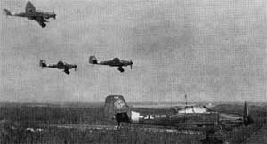 Немецкий пикирующие бомбардировщики Ju 87D-5 возвращаются с боевого задания на Карельском перешейке. Район аэродрома Иммола, конец июня 1944 года.
