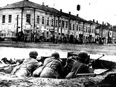 Защитники города готовы к бою. Тула, перекресток улиц Советской и Коммунаров (ныне проспект Ленина).