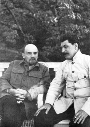 Сталин навещает больного Ленина на его даче в Горках.